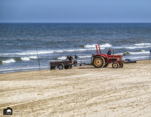 vissers met tractor op het strand