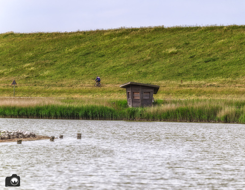 vogelkijkhutje aan de rand van het water