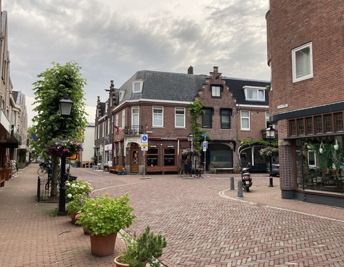 straatje met een hoekpand en vrolijke bloemenbakken