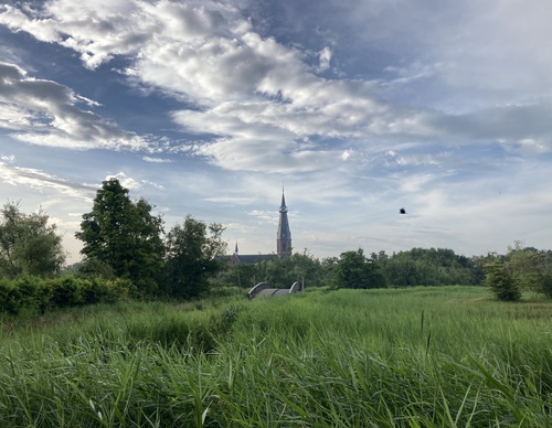 natuur met in de verte een dorpskerkje