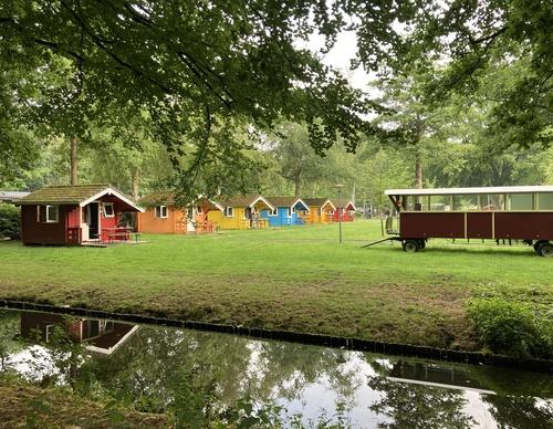camping aan het water met gekleurde chalets