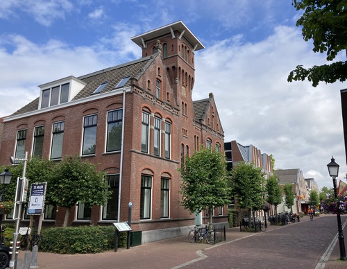 groot raadhuis van rood steen