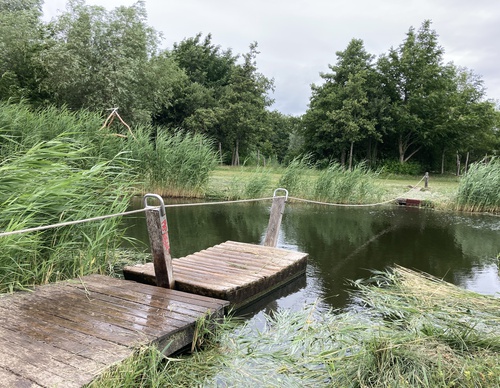 trekpontje n het water in de natuur