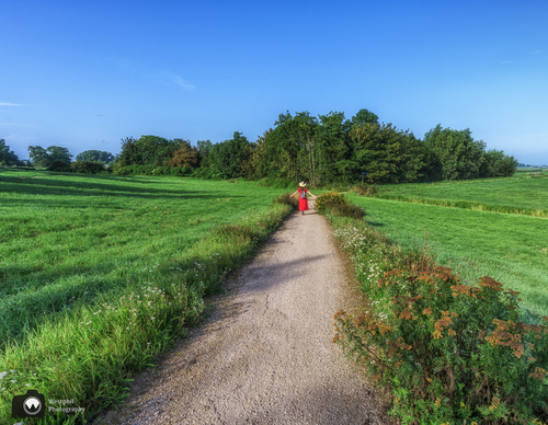 Paadje met Laura en bloemen