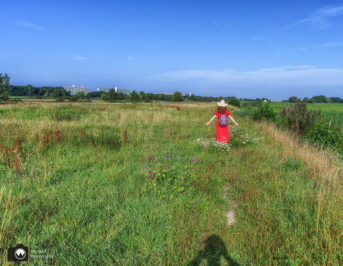 Laura tussen de wilde bloemen weiland