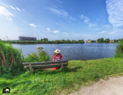 Schutting met Laura op bankje
