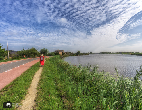 Laura op wandelpad langs de Amstel